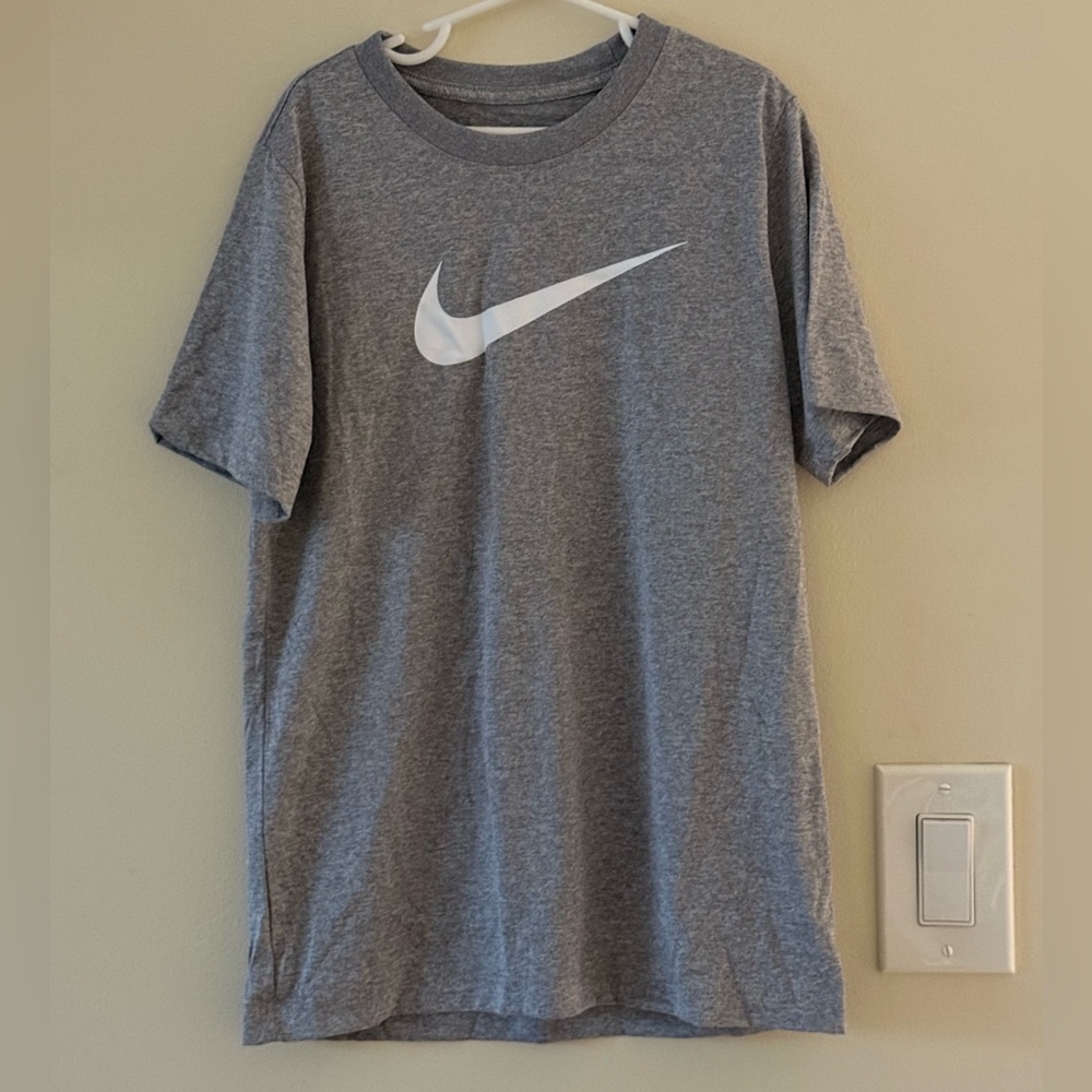 {Nike}-Size M-The Nike Tee Dri-Fit in Gray